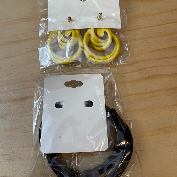 2 pack of earrings - Picture 2 of 2